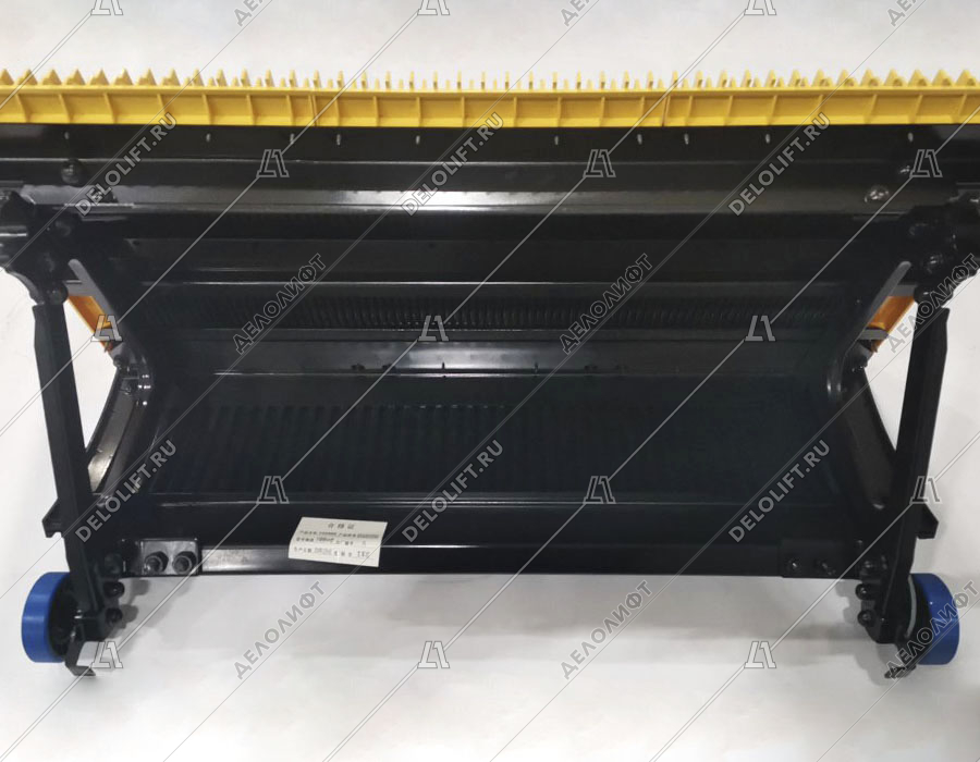 Ступень эскалатора, 800 мм, тип TJ800SX-Q, черная, желтые линии демаркации