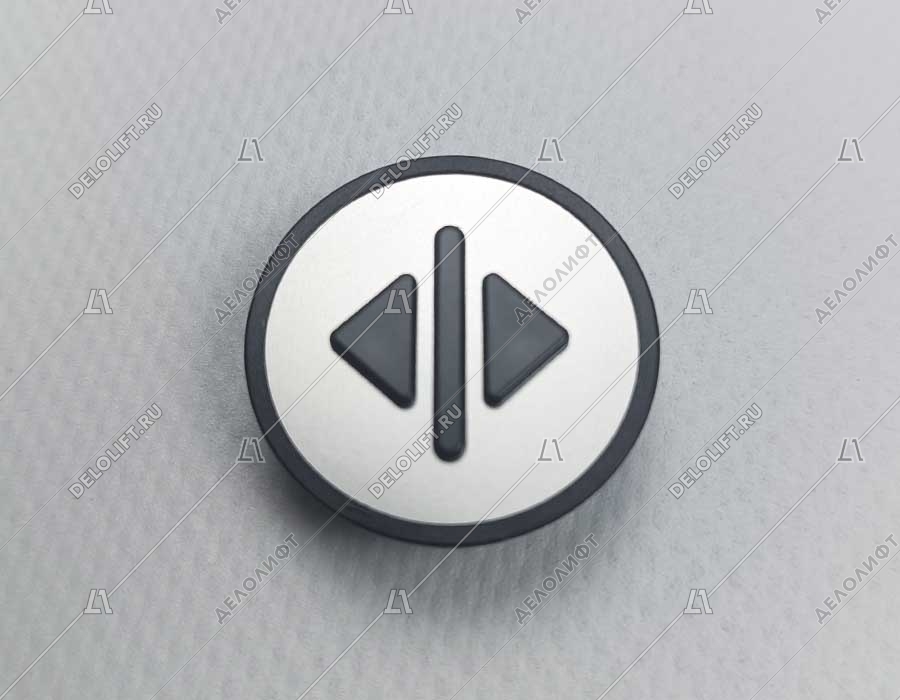 Нажимной элемент открытия дверей, серый фон, чёрный знак