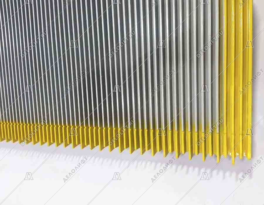 Ступень эскалатора, 1000 мм, диаметр роликов - 75x23,5 мм, алюминий, 3 окрашенные линии демаркации