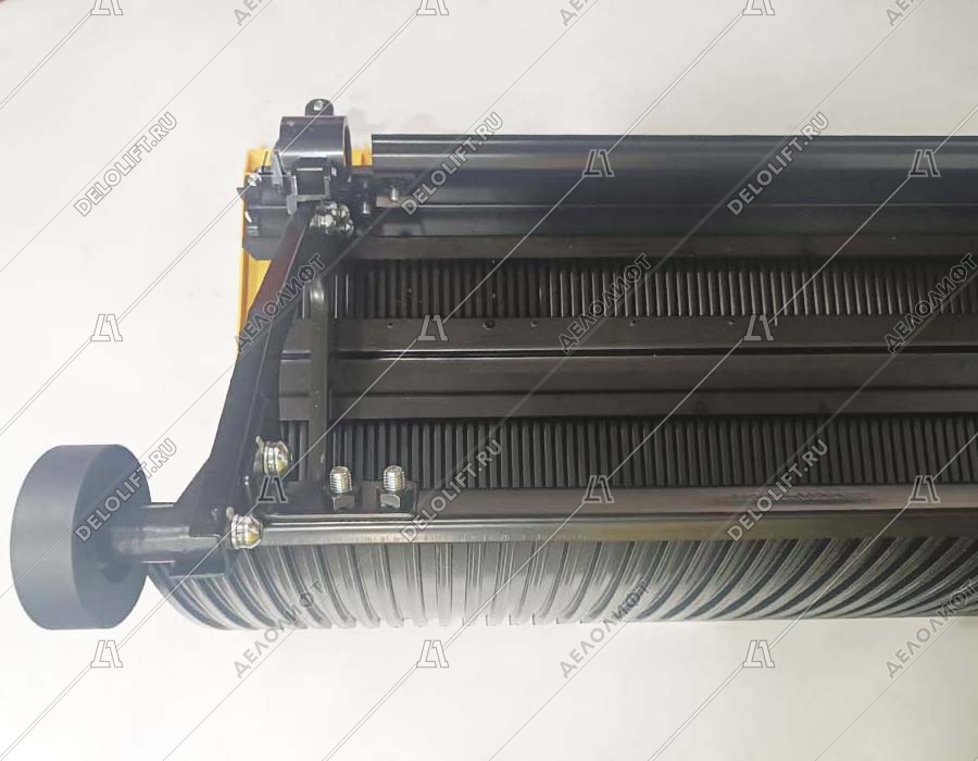 Ступень эскалатора, 1000 мм, 30 градусов, черная, 3 желтые пластиковые линии демаркации