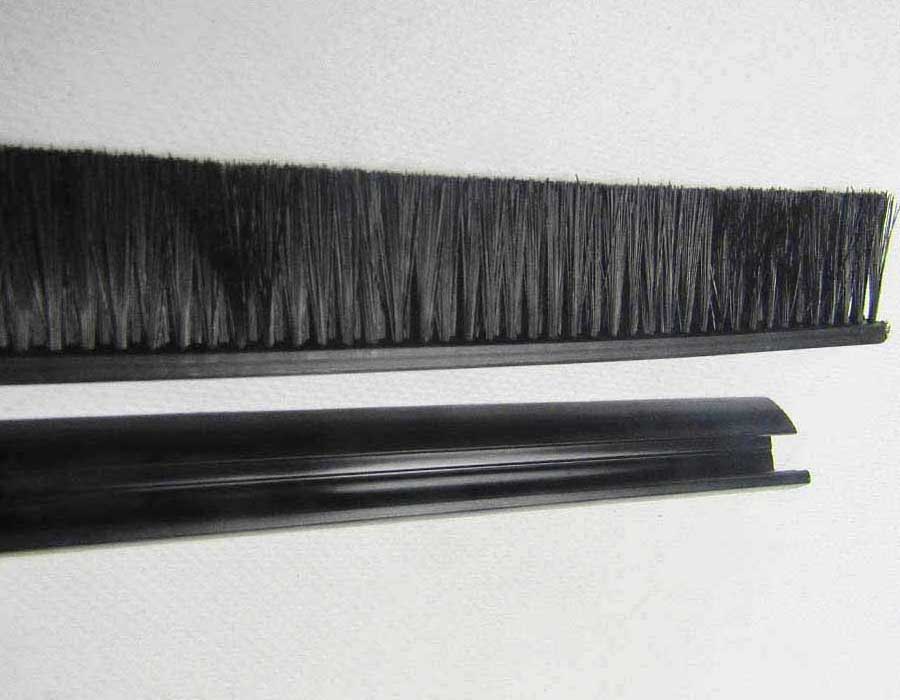 Щетка безопасности эскалатора, L - 2000 мм, с черным пластиковым держателем