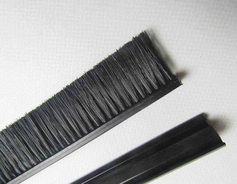 Щетка безопасности эскалатора, L - 2000 мм, с черным пластиковым держателем