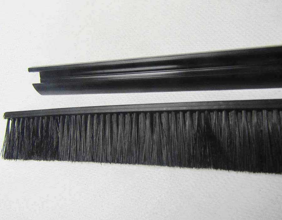 Щетка безопасности эскалатора, L - 2000 мм, с черным пластиковым держателем