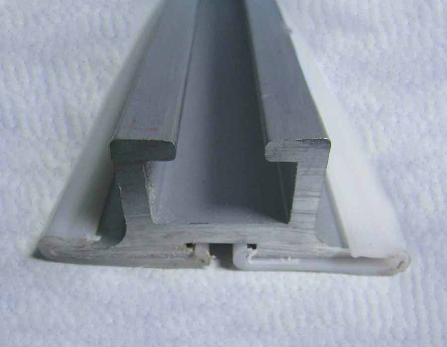 Направляющая поручня эскалатора, L - 530.5 мм, изогнутая, возвратный ход, 2 горизонтальные ступени, верхняя площадка, 535x51x21 мм