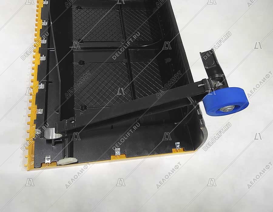 Ступень эскалатора, 1000 мм, диаметр роликов - 70 мм, угол 35 градусов, 3 желтые пластиковые линии демаркации