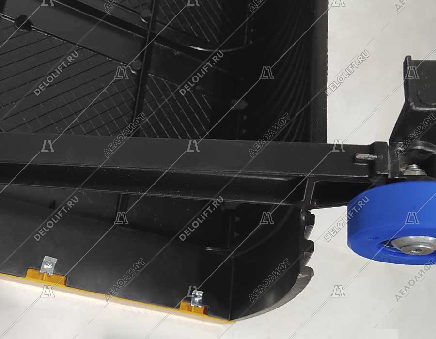 Ступень эскалатора, 1000 мм, диаметр роликов - 70 мм, угол 35 градусов, 3 желтые пластиковые линии демаркации