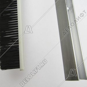 Щетка безопасности эскалатора, L - 2000 мм, прямой участок, в сборе с алюминиевым держателем