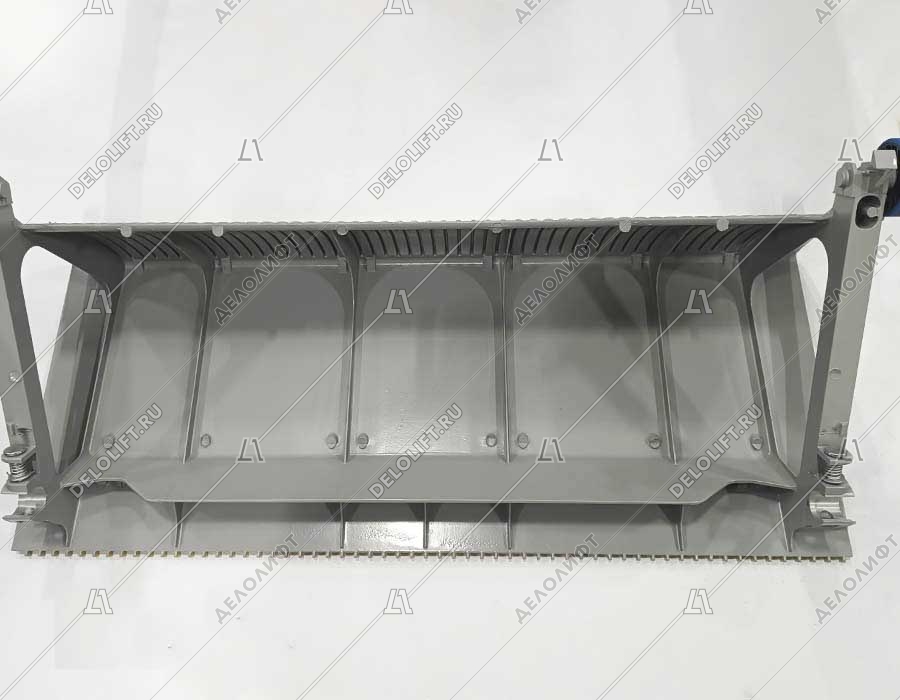 Ступень эскалатора, 1000 мм, 506 NCE, диаметр роликов - 76.2 мм, алюминий, окрашенная (серебро), 3 окрашенные линии демаркации, с фиксирующим пальцем